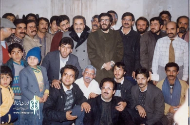 تاریخ تئاتر یزد از نگاه دوربین1 
حضور علی منتظری، هادی مرزبان، رضا کیانیان و سید یونس آبسالان در جشنواره تئاتر منطقه ای یزد- سال 71
______________________________________________________________________
امیررضا وزیری، محمدرضا شجریان، علی هویدایی، شادرو