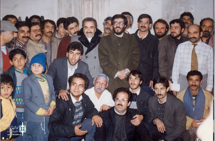 تاریخ تئاتر یزد از نگاه دوربین1 
حضور علی منتظری، هادی مرزبان، رضا کیانیان و سید یونس آبسالان در جشنواره تئاتر منطقه ای یزد- سال 71
______________________________________________________________________
امیررضا وزیری، محمدرضا شجریان، علی هویدایی، شادرو