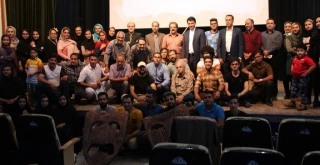 نشست مشترک اعضای انجمن نمایش و شورای مشورتی تئاتر یزد با هنرمندان ابرکوه برگزار شد
