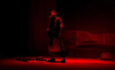 نمایش «یکی از آن دیگران» در تالار شرف یزد، روی صحنه است