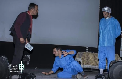 نمایش کمدی «بازگشت دیوانه ها 3» در ابرکوه روی صحنه رفت