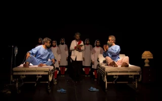 نمایش کمدی «منهای دو» در تالار هنر یزد روی صحنه است