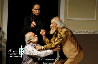 محمدسیفی، منتقد یزدی:

ابوالحسنی، در اجرای نمایش «خرس» مخاطب را با اجرایی متفاوت از آثار چخوف روبرو می‌کند