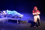 نمایش «بیدارم کن آذر» در  یزد، روی صحنه رفت 2