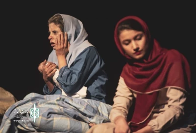 نمایش «بیدارم کن، آذر» در تالار هنر یزد روی صحنه است