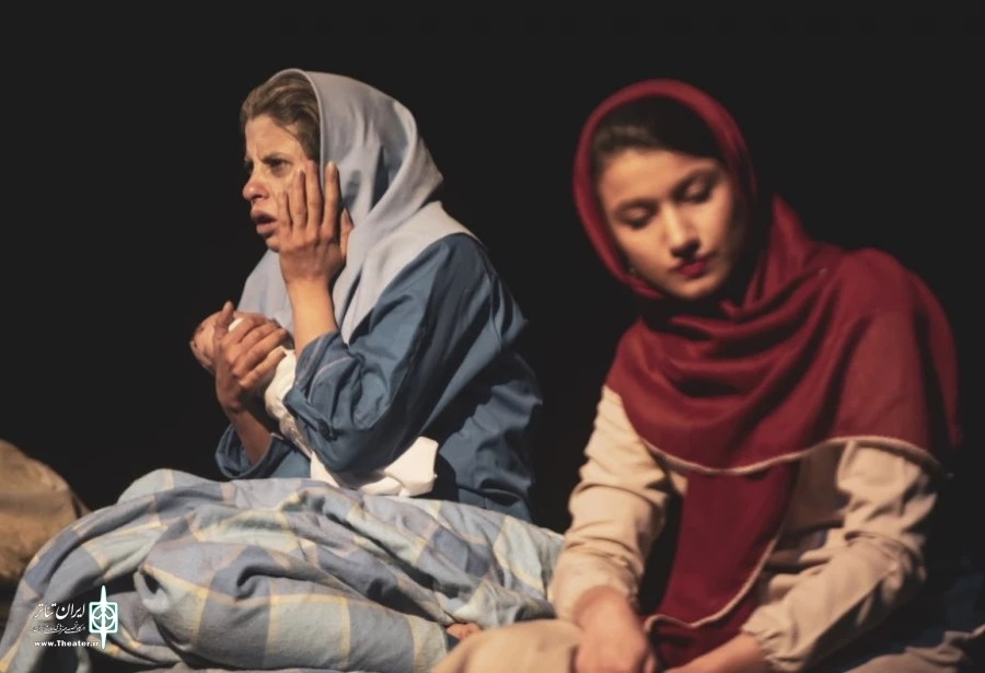 نمایش «بیدارم کن، آذر» در تالار هنر یزد روی صحنه است 2