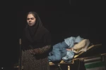 نمایش «بیدارم کن، آذر» در تالار هنر یزد روی صحنه است 4