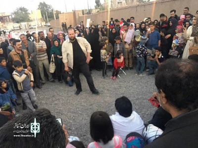 هنرمندان نمایش یزد در بم نمایش خیابانی اجرا کردند