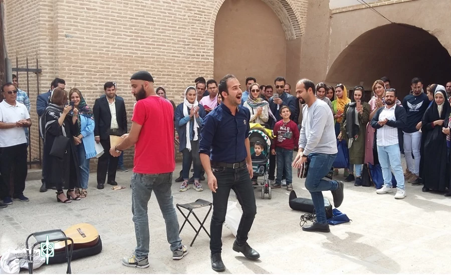 نمایش خیابانی «برو کار می کن» برای میهمانان نوروزی یزد اجرا می شود 2