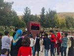 گروه هنری شبدیز بافق، به مناطق زلزله زده رفت 2