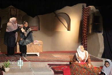 گزارش تصویری از اجرای نمایش "عصری عصرگاهی عصرآباد" در بیست و هشتمین جشنواره تئاتر استان یزد