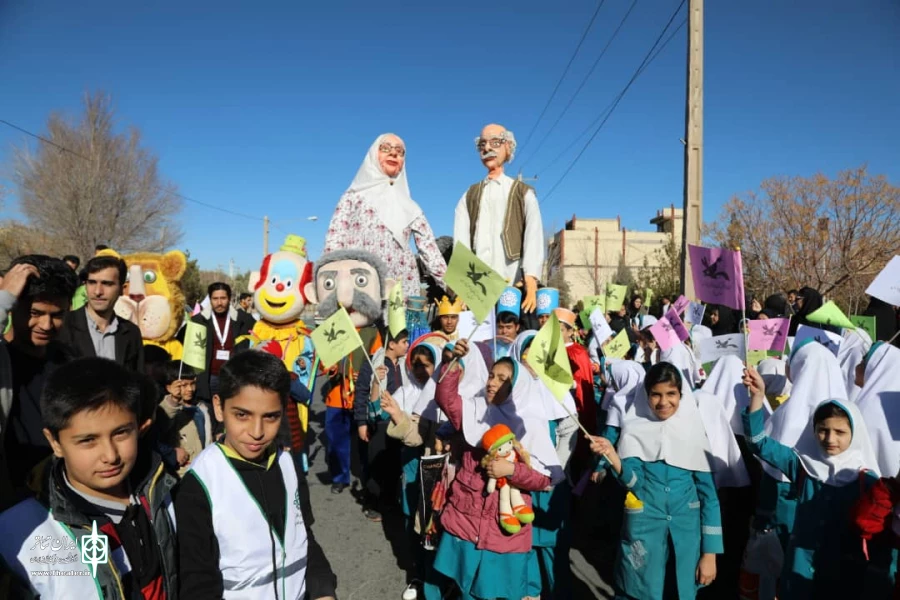 شادپیمایی 600 کودک یزدی با آغاز ایام الله دهه فجر 2
