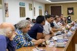 دیدارجمعی از هنرمندان نمایشی با مدیرکل اداره فرهنگ وارشاد اسلامی یزد 2