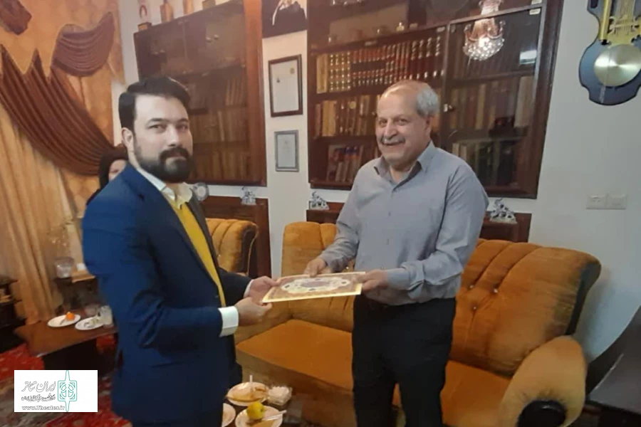 از محمد رضا امیرخانی برای کسب رتبه سوم نمایشامه نویسی چهل و دومین جشنواره بین المللی  تأتر فجر تقدیر شد 2