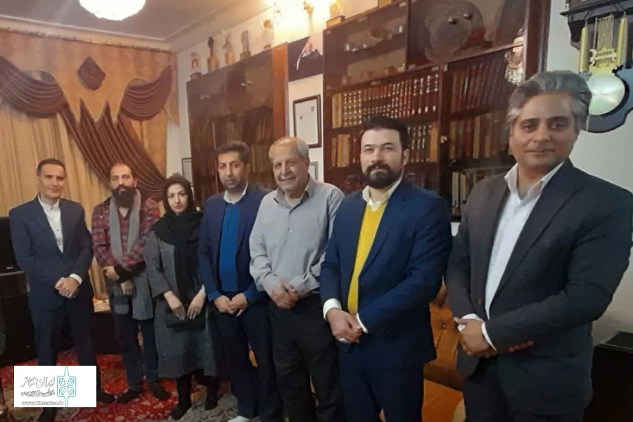 از محمد رضا امیرخانی برای کسب رتبه سوم نمایشامه نویسی چهل و دومین جشنواره بین المللی  تأتر فجر تقدیر شد 3