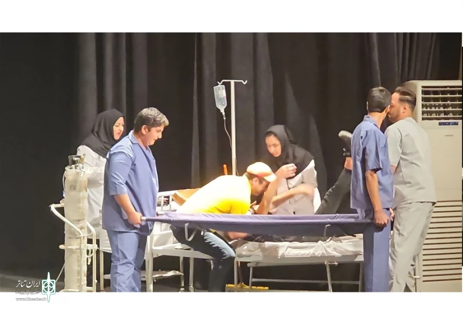 نمایش کمدی آمپول هوا در تالار فرهنگ اردکان به روی صحنه رفت 3